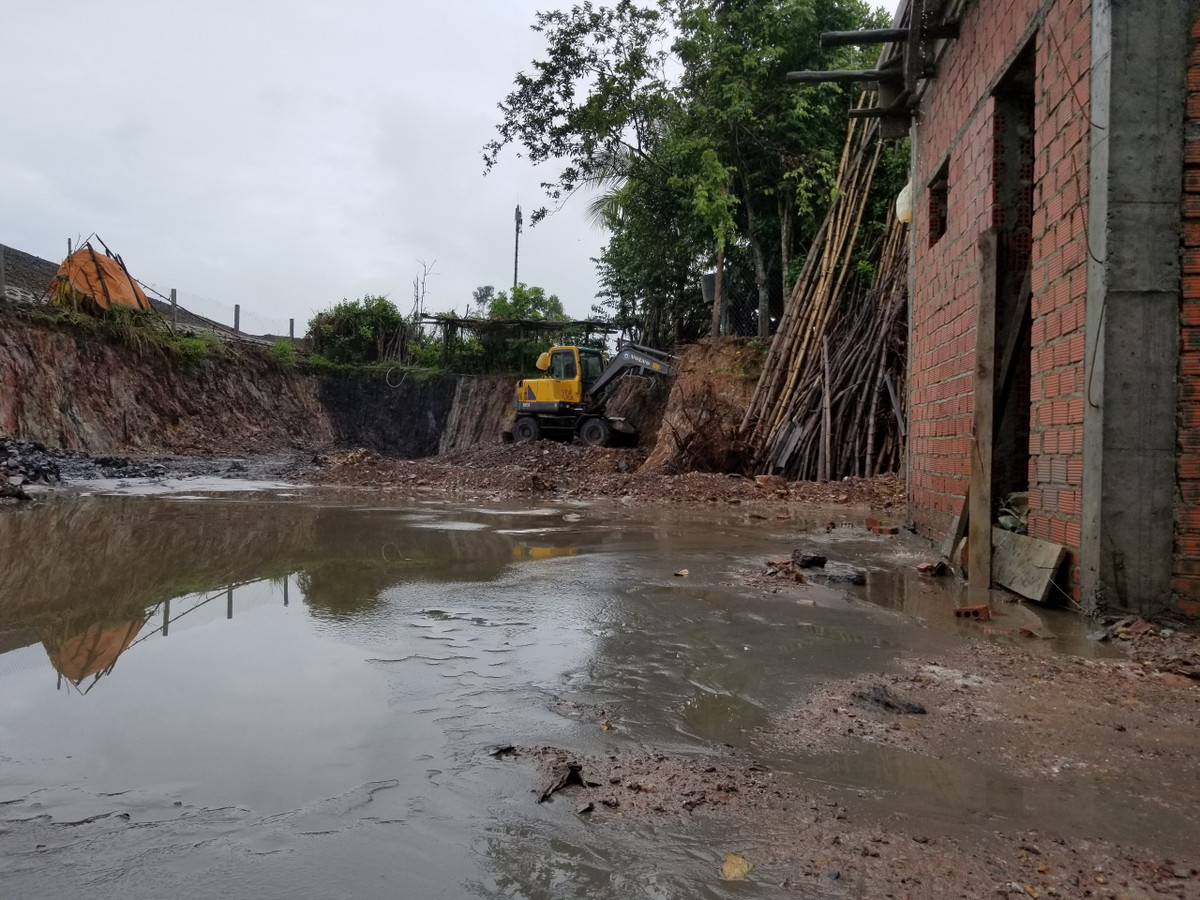 Trong quá trình tổ chức thi công đắp đất hệ mái taluy âm của Cụm công nghiệp, mỗi khi có mưa lại xảy ra tình trạng một lượng đất đắp trôi theo dòng nước xuống các đường kiệt hẻm của khu dân cư nằm tiếp giáp với cụm công nghiệp.