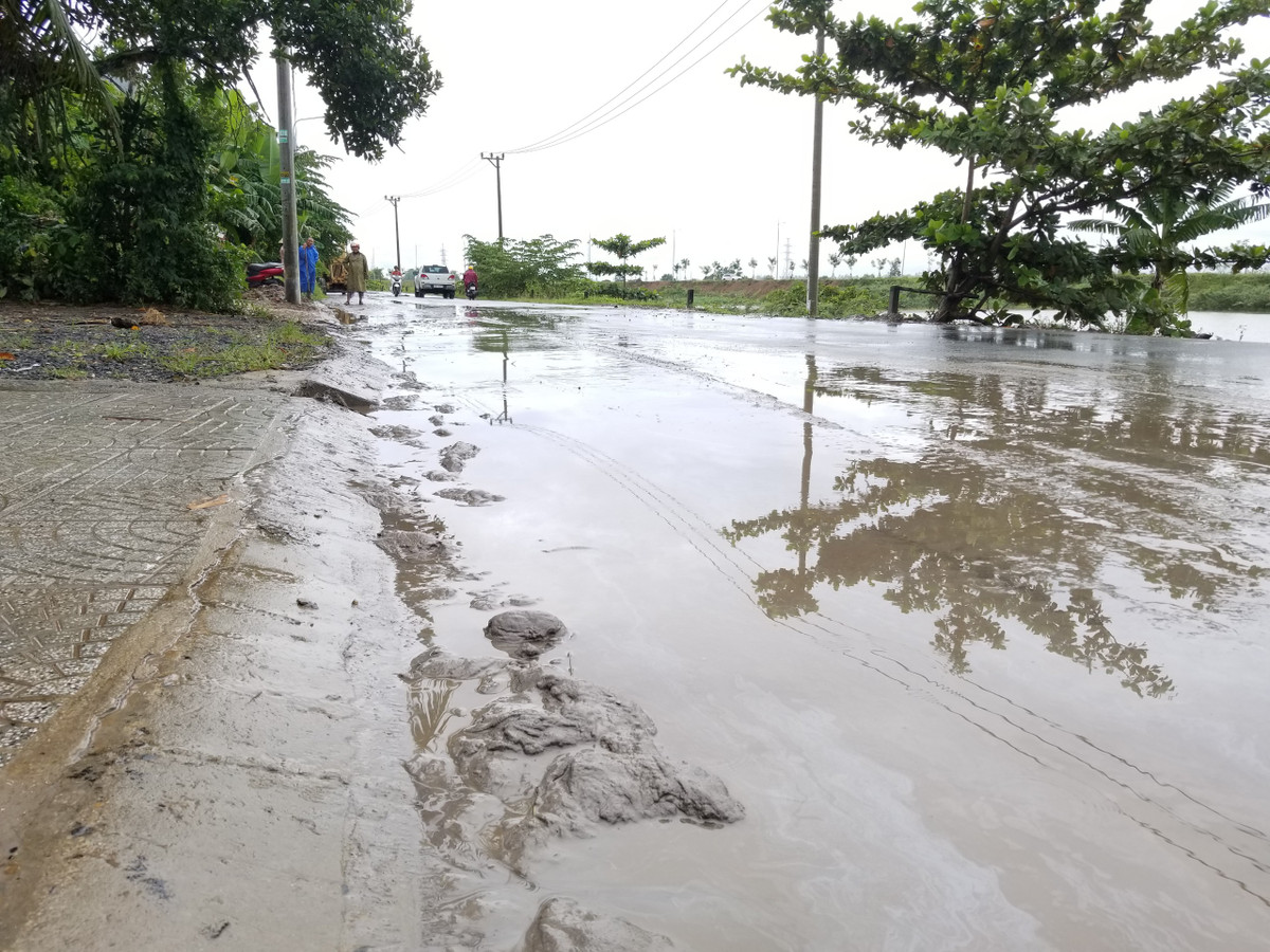 Tại khu vực Cụm công nghiệp Cẩm Lệ (phường Hòa Thọ Tây, quận Cẩm Lệ, TP. Đà Nẵng) bùn, đất đổ tràn xối xả ra khu dân cư lân cận.