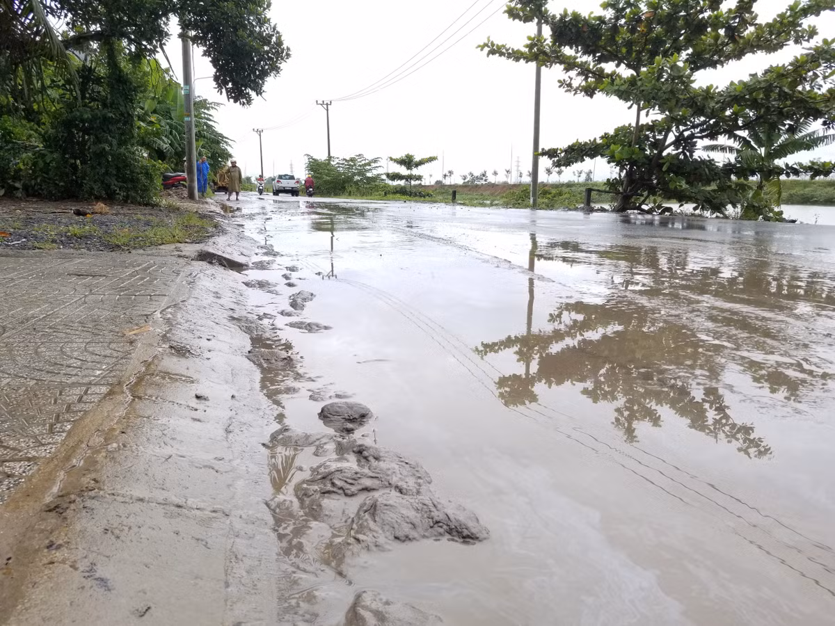 Tại khu vực Cụm công nghiệp Cẩm Lệ (phường Hòa Thọ Tây, quận Cẩm Lệ, TP. Đà Nẵng) bùn, đất đổ tràn xối xả ra khu dân cư lân cận.