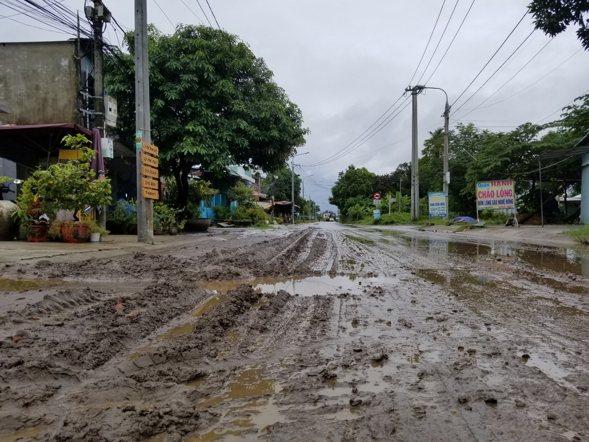 Bùn, đất trôi theo dòng nước từ Cụm công nghiệp Cẩm Lệ ra tuyến đường Cầu Đỏ - Tuý Loan khiến tuyến đường huyết mạch trông như đường làng.