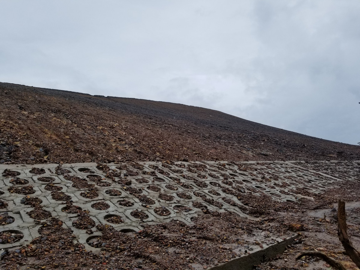 Dự án Hạ tầng kỹ thuật Cụm công nghiệp Cẩm Lệ, thành phố Đà Nẵng thuộc danh mục các dự án trọng điểm, mang tính động lực đã được Hội đồng Nhân dân thành phố phê duyệt năm 2019. Thế nhưng đến nay, dự án vẫn chưa có đường giao thông khớp nối, chưa có phương án xử lý nước thải.