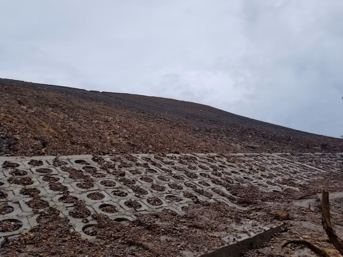 Dự án Hạ tầng kỹ thuật Cụm công nghiệp Cẩm Lệ, thành phố Đà Nẵng thuộc danh mục các dự án trọng điểm, mang tính động lực đã được Hội đồng Nhân dân thành phố phê duyệt năm 2019. Thế nhưng đến nay, dự án vẫn chưa có đường giao thông khớp nối, chưa có phương án xử lý nước thải.