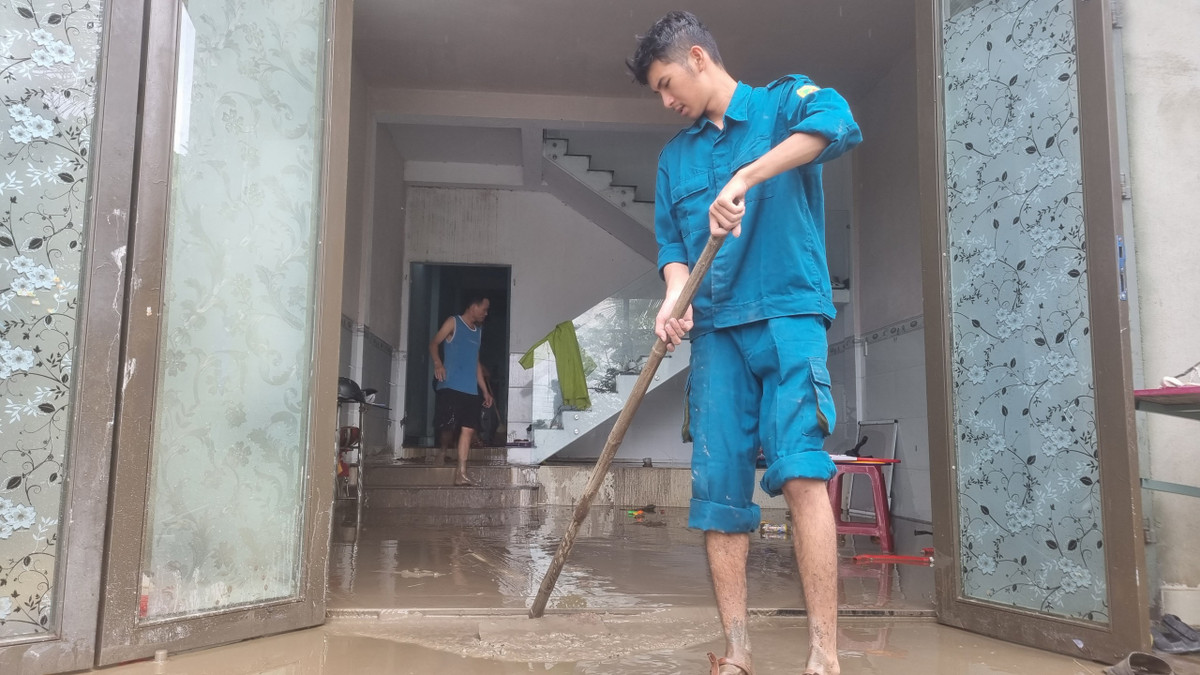 Bùn, đất, nước thải tràn vào nhà một hộ dân gần cụm công nghiệp Cẩm Lệ để lại 1 lớp bùn gần 20 cm.