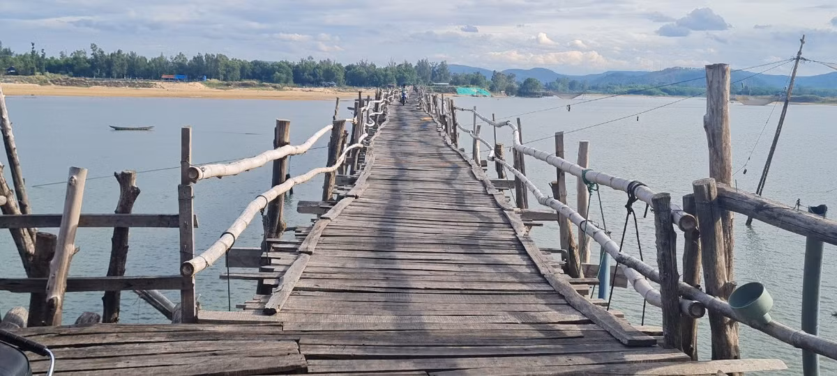 Cầu dài khoảng 800 m, rộng gần 2 m (nơi rộng nhất khoảng 2,3 m) và trụ cao 8-10 m.