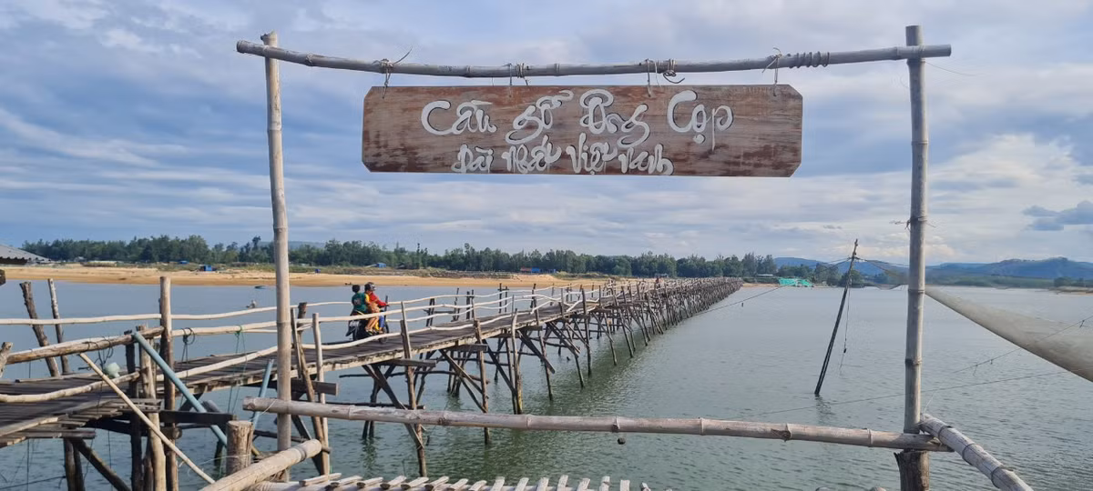 Cầu Ông Cọp hiện đang giữ kỷ lục là cây cầu gỗ dài nhất Việt Nam.