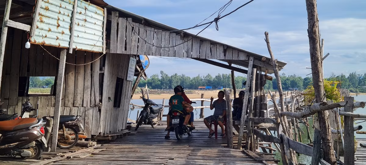 Cầu bắt đầu được xây dựng từ năm 1998 với tổng chi phí hơn một tỷ đồng, do ông Nguyễn Phước Thọ (TP Nha Trang, Khánh Hòa) tự bỏ tiền đầu tư. Sau này có nhiều người cùng góp vốn và quản lý.