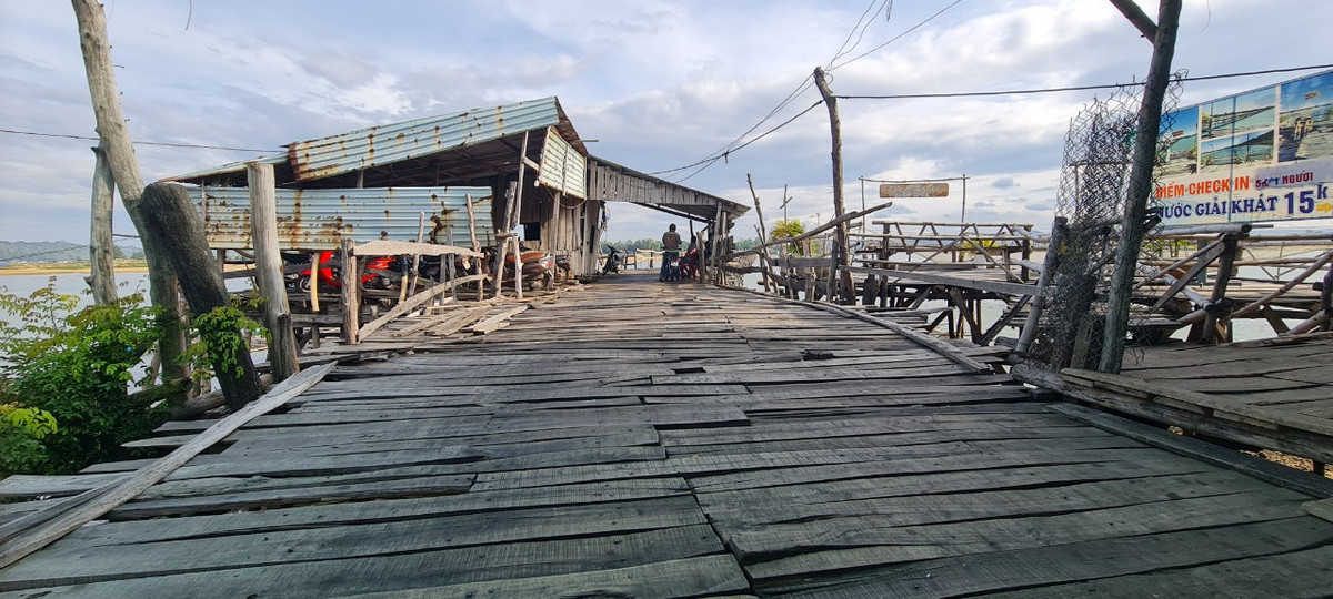 Cầu được quản lý bởi nhiều hộ gia đình xung quanh. Những hộ gia đình này sẽ có trách nhiệm thu phí người qua cầu với mức phí vài nghìn đồng mỗi lượt, dành cho việc sửa chữa khi cầu hỏng hóc.