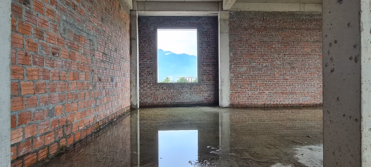 Cửa trống hoác, nước mưa đọng thành vũng lớn trên mặt sàn của các căn biệt thự.