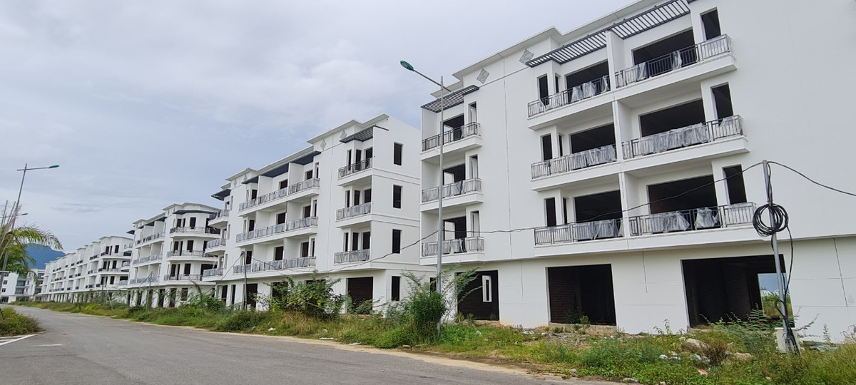 Thế nhưng, la liệt nhà phố, biệt thự cao cấp trên ốc đảo thiên đường giữa lòng Đà Nẵng vẫn trong cảnh hoang tàn, cỏ dại ngập lối.