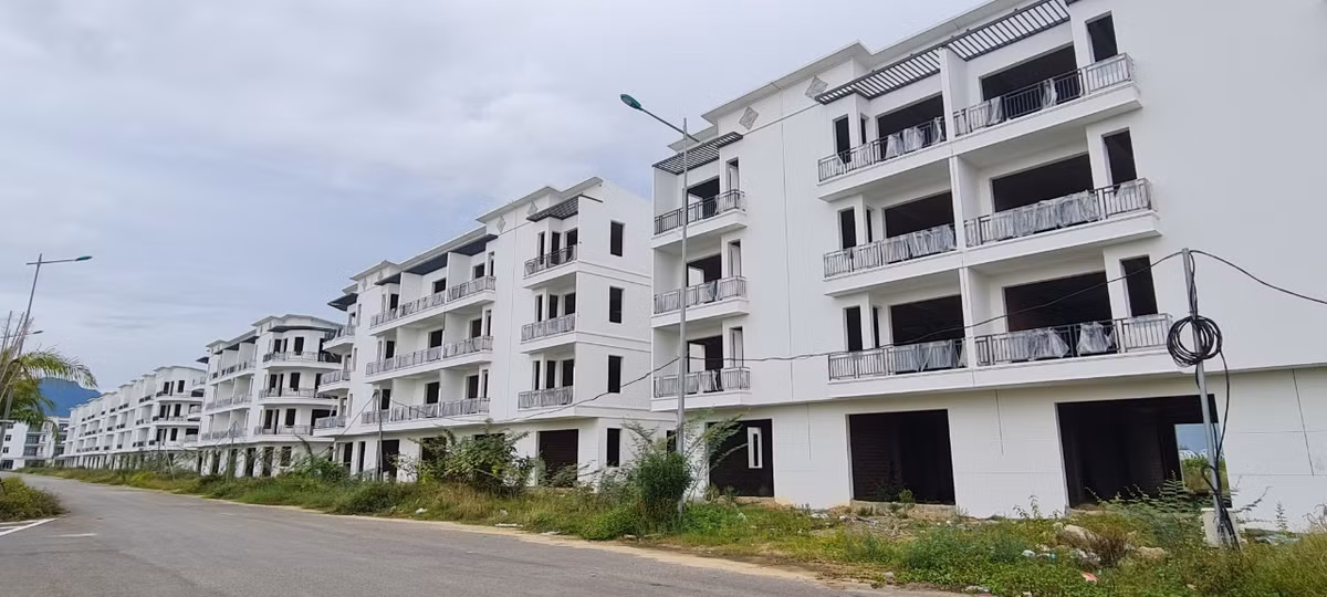 Thế nhưng, la liệt nhà phố, biệt thự cao cấp trên ốc đảo thiên đường giữa lòng Đà Nẵng vẫn trong cảnh hoang tàn, cỏ dại ngập lối.