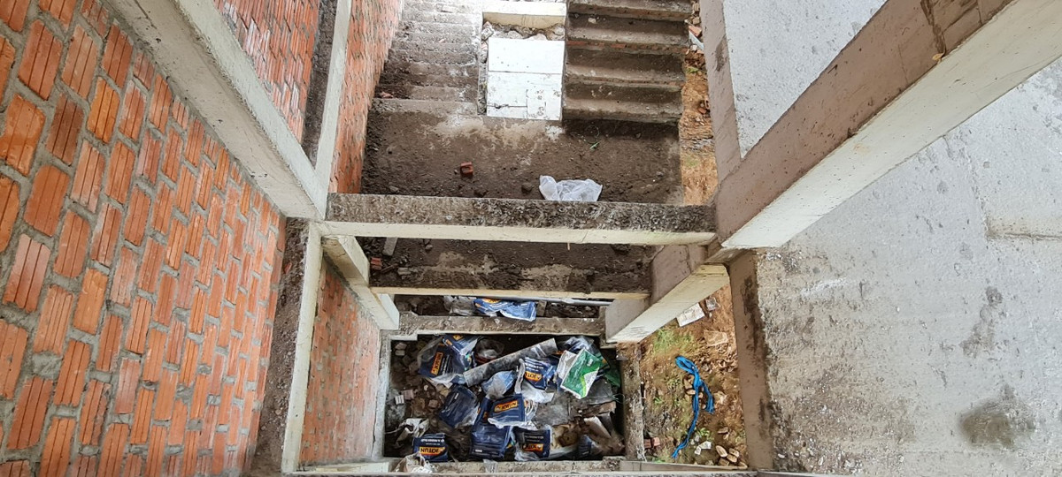 Khu vực được thiết kế để lắp đặt thang máy trở thành hố đựng rác thải.