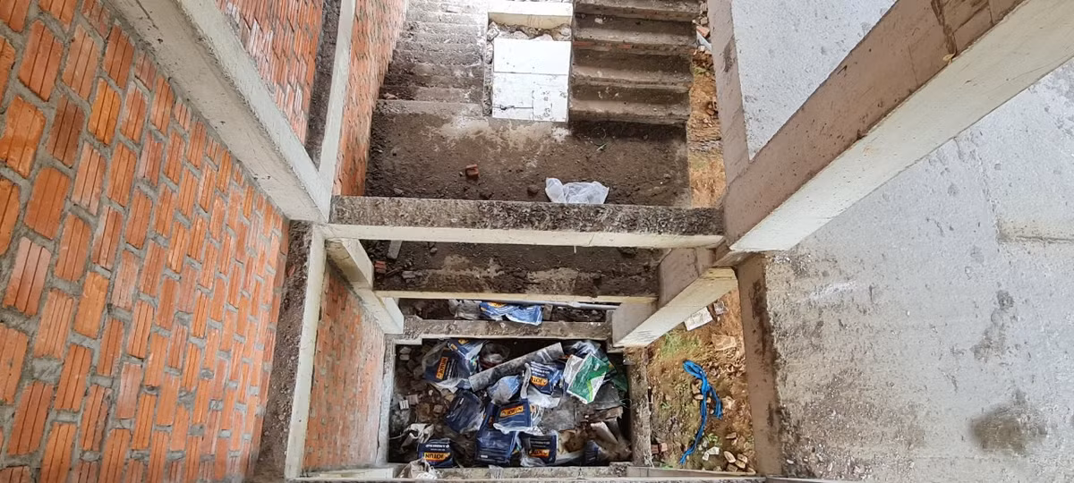 Khu vực được thiết kế để lắp đặt thang máy trở thành hố đựng rác thải.
