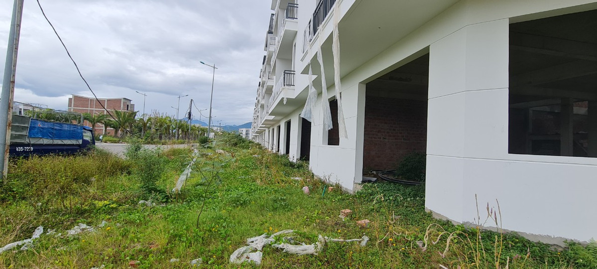 Thế nhưng, sau nhiều năm triển khai, dự án vẫn chưa rõ hình hài với loạt nhà phố, biệt thự cao cấp được xây dựng dang dở rồi tạm dừng.