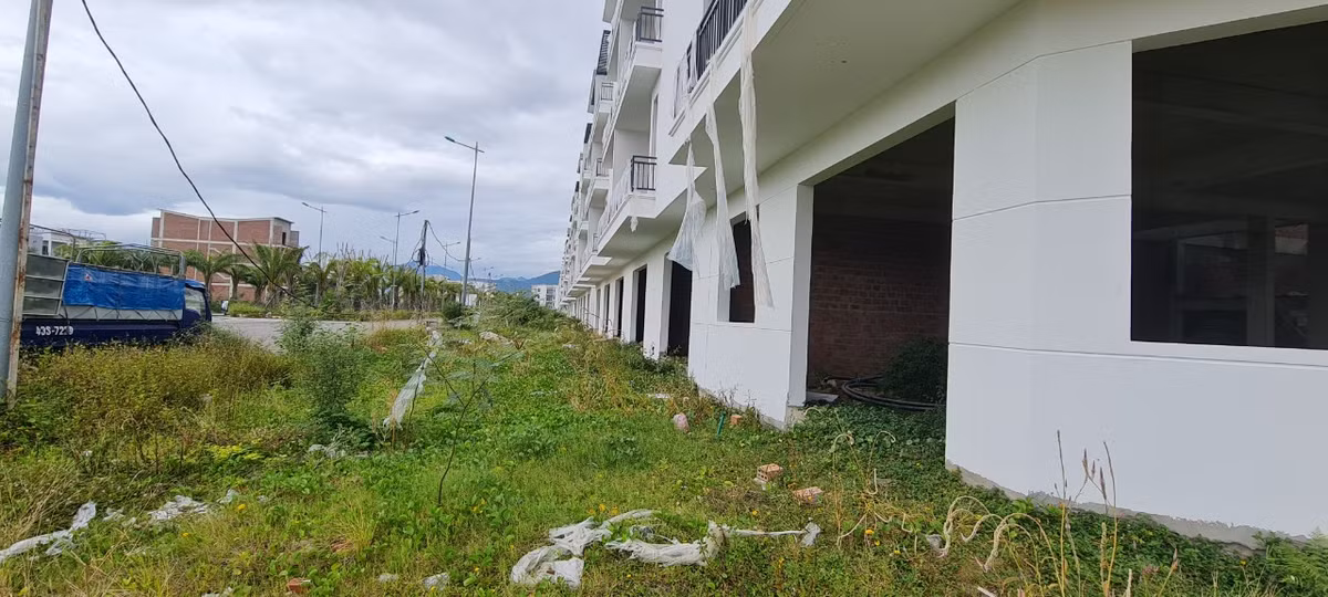 Thế nhưng, sau nhiều năm triển khai, dự án vẫn chưa rõ hình hài với loạt nhà phố, biệt thự cao cấp được xây dựng dang dở rồi tạm dừng.