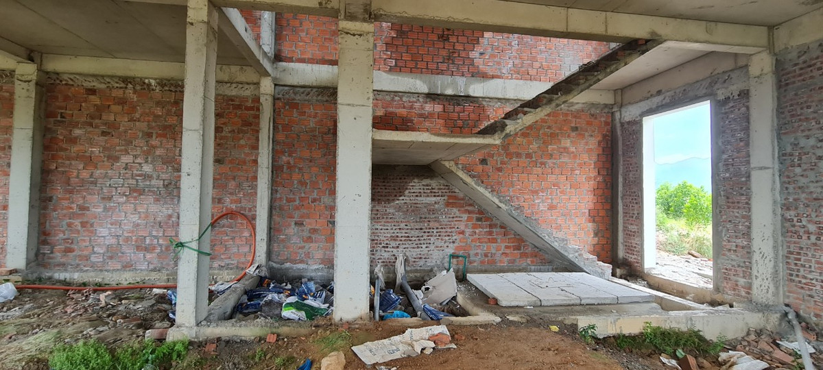 Rác thải tràn ngập trong những căn nhà mới được xây thô khiến khung cảnh thêm hoang tàn, nhếch nhác.