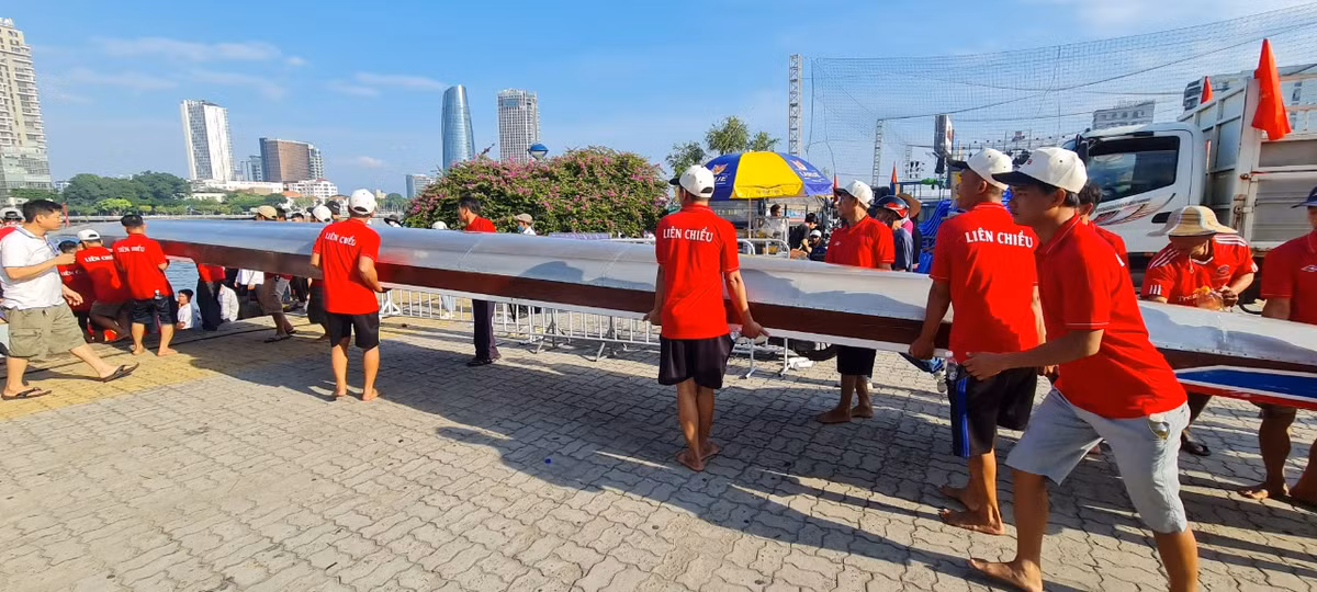 Ngay từ sáng sớm, các đội đã khẩn trương chuẩn bị cho giải đua.