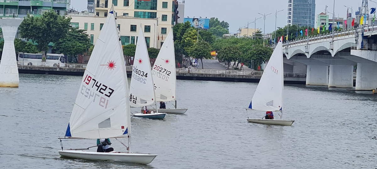 Biểu diễn thuyền buồm trên sông Hàn trước giờ khai mạc.