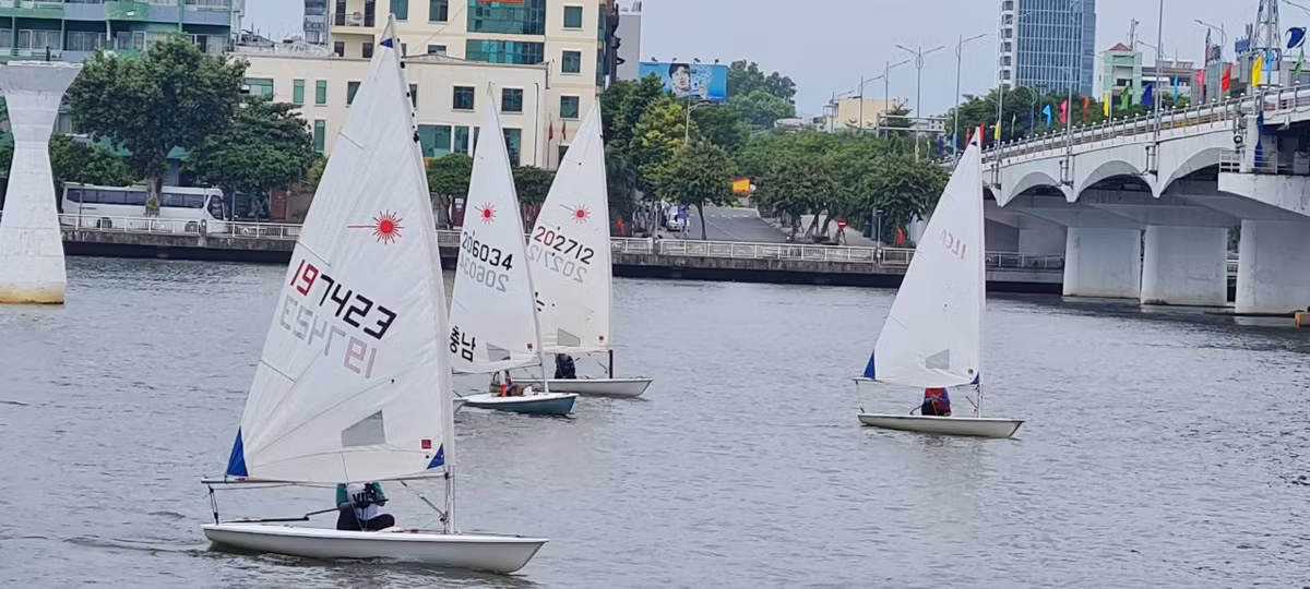 Biểu diễn thuyền buồm trên sông Hàn trước giờ khai mạc.