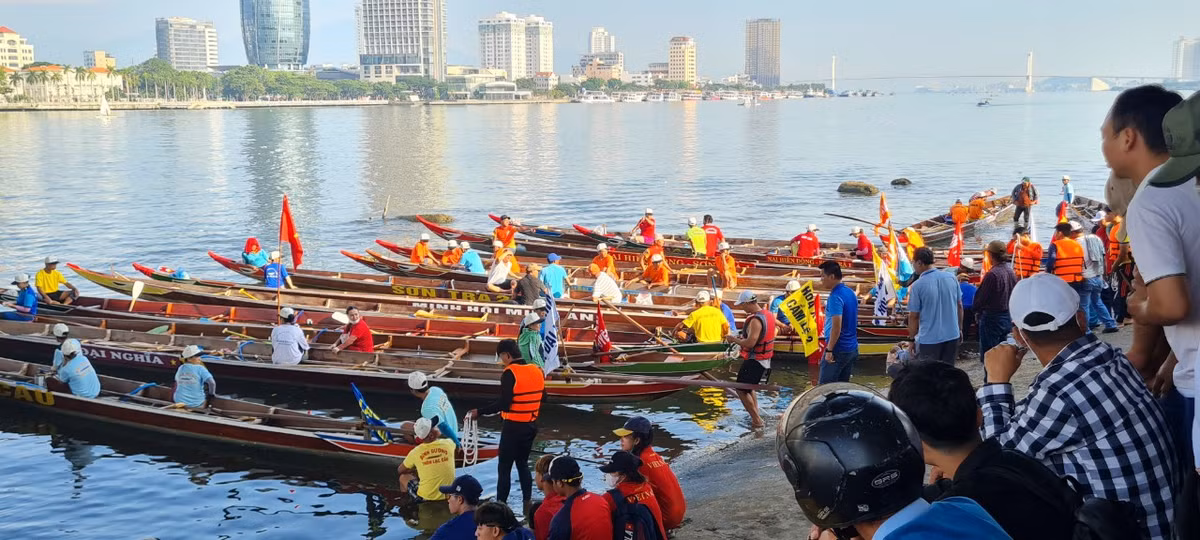Không khí hào hứng trước giờ khai mạc giải.