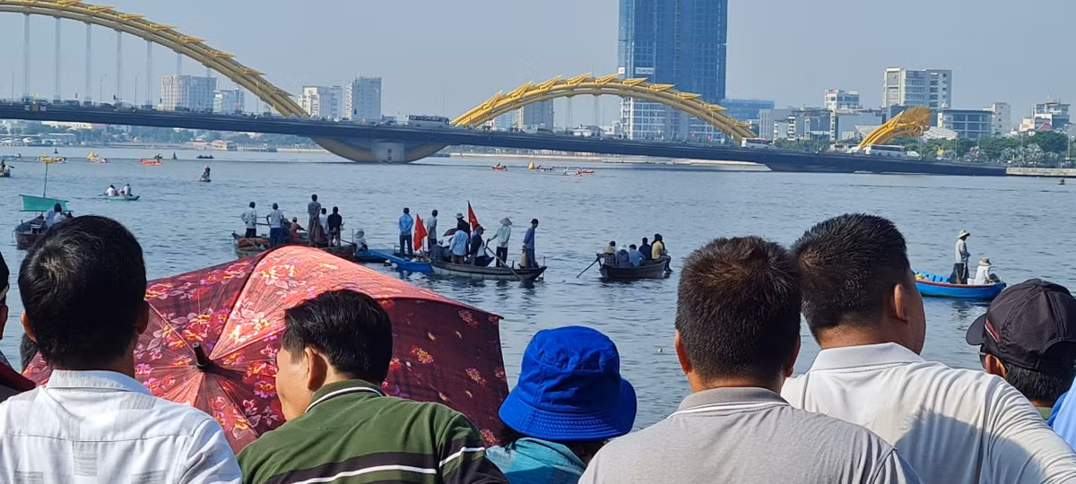 Cuộc đua bắt đầu, người dân và du khách chăm chú dõi theo và hò reo cổ vũ cho các đoàn thuyền đang lướt trên dòng sông.