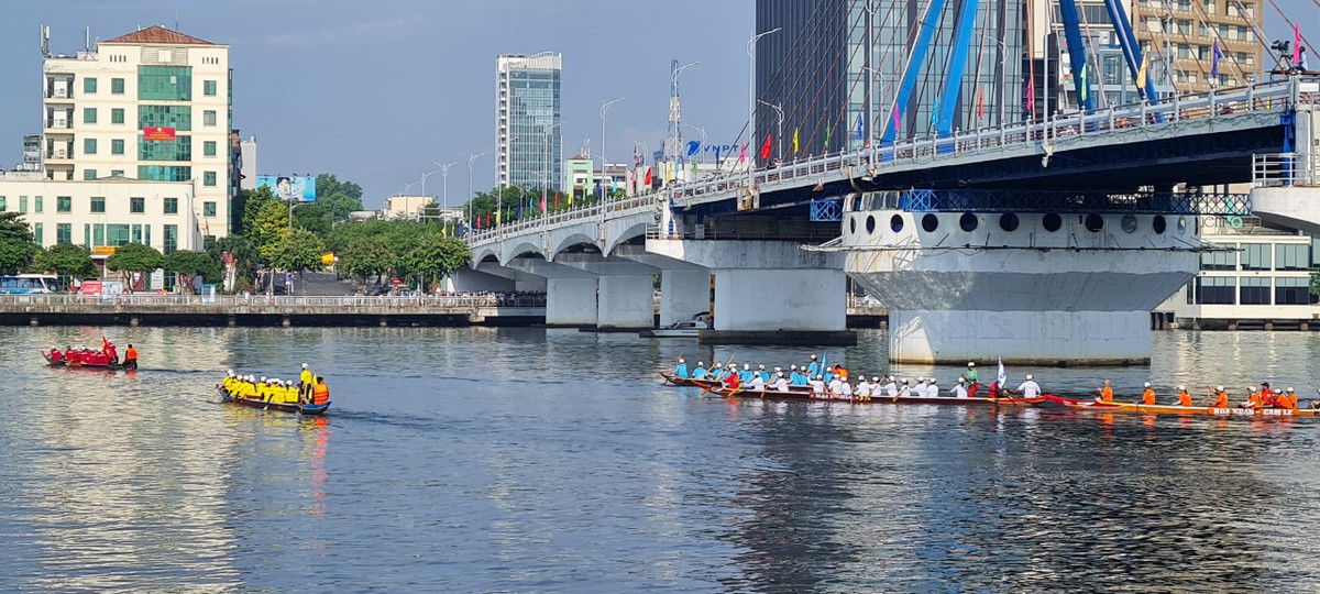 Sáng 2/9, 450 vận động viên đến từ 23 đội thuyền nam và nữ thuộc các quận huyện của TP Đà Nẵng và tỉnh Quảng Nam đã tham gia Giải đua thuyền truyền thống thành phố Đà Nẵng mở rộng tranh cup VTV8 năm 2023.