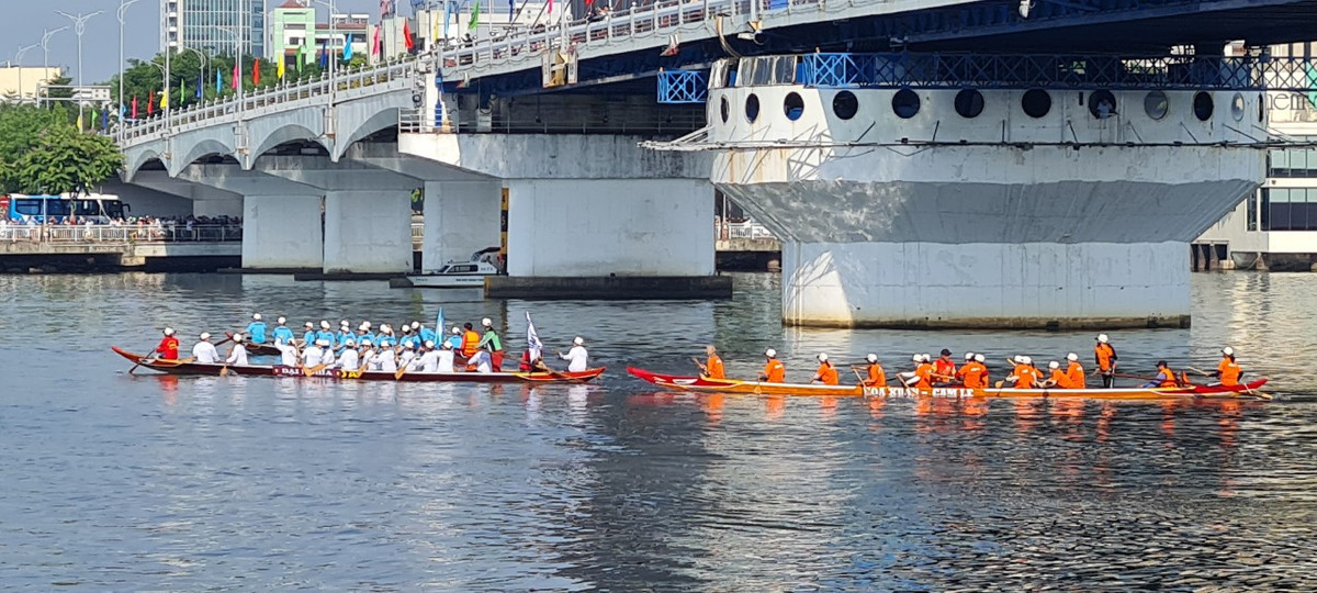 Ở nội dung dành cho nam, có 280 vận động viên tham gia đến từ 14 thuyền đua.