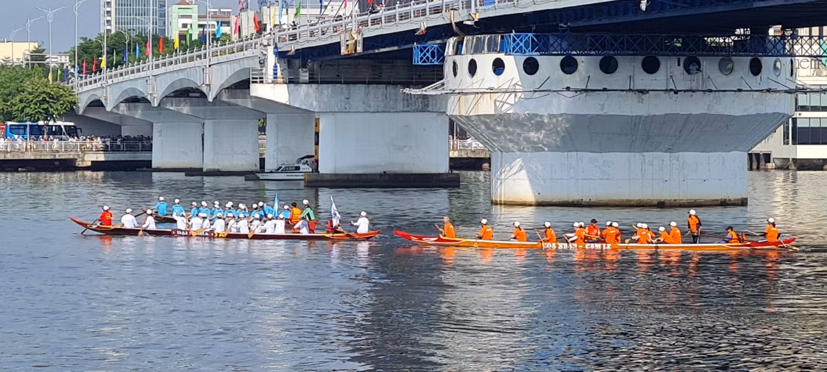 Ở nội dung dành cho nam, có 280 vận động viên tham gia đến từ 14 thuyền đua.