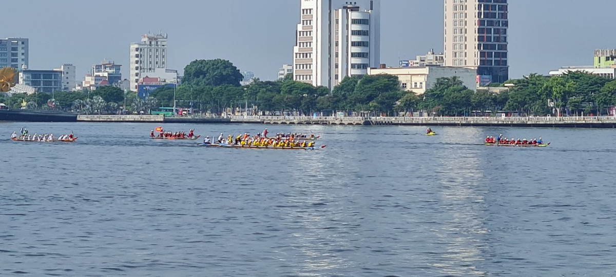 Ở nội dung đua dành cho nữ, một lượt thi đấu gồm 9 đội, đua 3 vòng tương đương 4,5km.