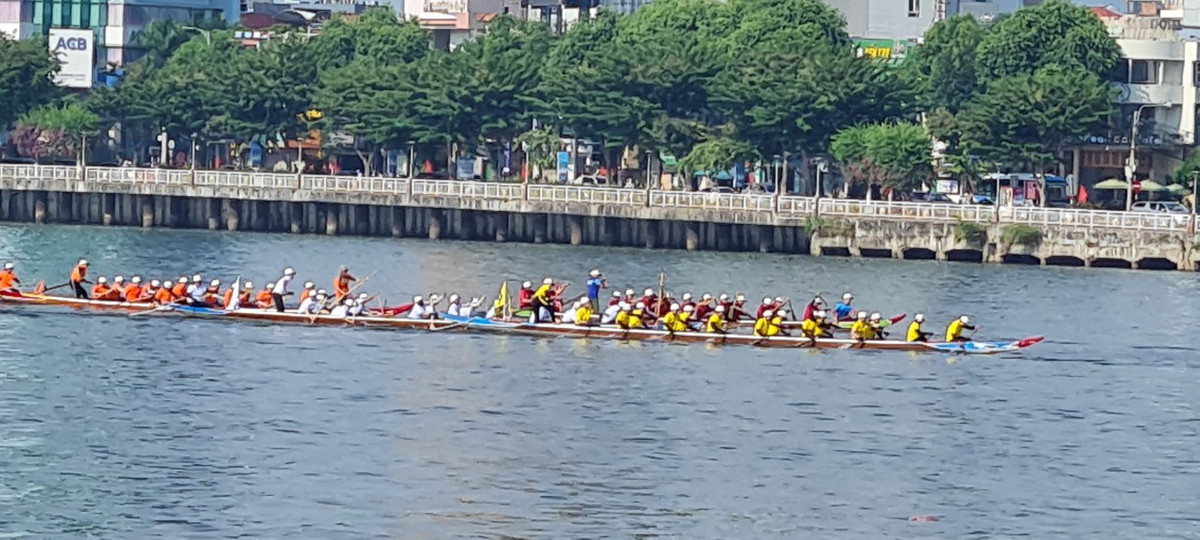 Theo quy định, ở nội dung đua dành cho nam, một lượt thi đấu gồm 14 đội, đua 5 vòng tương đương 7,5km.