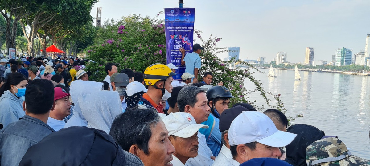 Đông đảo người dân và du khách đứng chật kín 2 bên bờ sông Hàn để cổ vũ cho các đội đua.