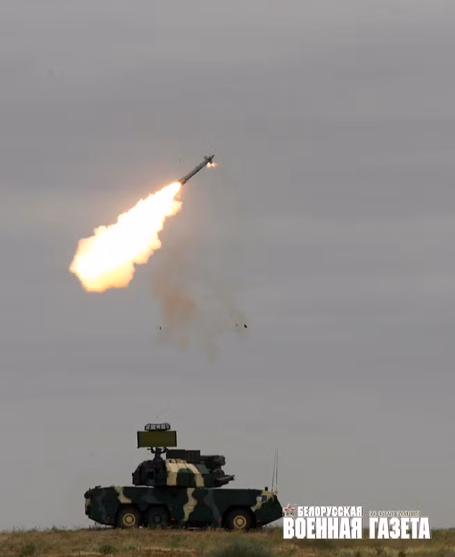 Tor-M2 là phiên bản nâng cấp của dòng tên lửa phòng không tầm thấp Tor. Nó được thiết kế để bảo vệ lực lượng quy mô cấp sư đoàn chống lại các cuộc tấn công bằng tên lửa hành trình, tên lửa chống radar, UAV, bom thông minh, máy bay chiến đấu và trực thăng. Tổ hợp tên lửa có thể đồng thời tiêu diệt 10 mục tiêu ở cự ly đến 12km, độ cao từ 10-1.000m.