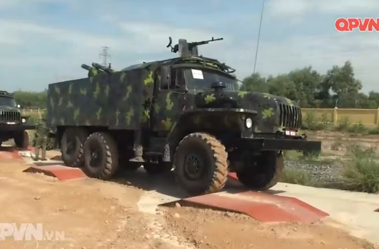 Ural-43200710 là phiên bản cải tiến của dòng xe vận tải đa dụng hạng trung Ural-4320 do nhà máy Auto Ural ở Miass, Nga sản xuất. Ural-4320 thực ra là sự phát triển kế tiếp từ Ural-375Đ - đã được Việt Nam sử dụng làm khung gầm pháo tự hành 105 đời đầu. Nguồn ảnh: QPVN