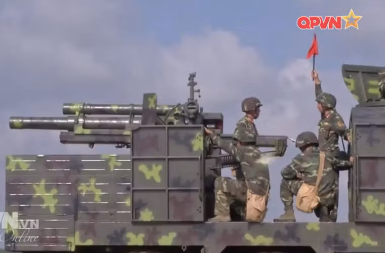 Sau khi lắp đặt và thử nghiệm thực tế, số lượng pháo thủ trong khẩu đội rút và giảm hơn so với trước đây 4 người, đồng thời giảm được thời gian thao tác chiến đấu và tăng độ bền đối với các cơ cấu của pháo do không phải vận hành dưới mặt đất. Nguồn ảnh: QPVN