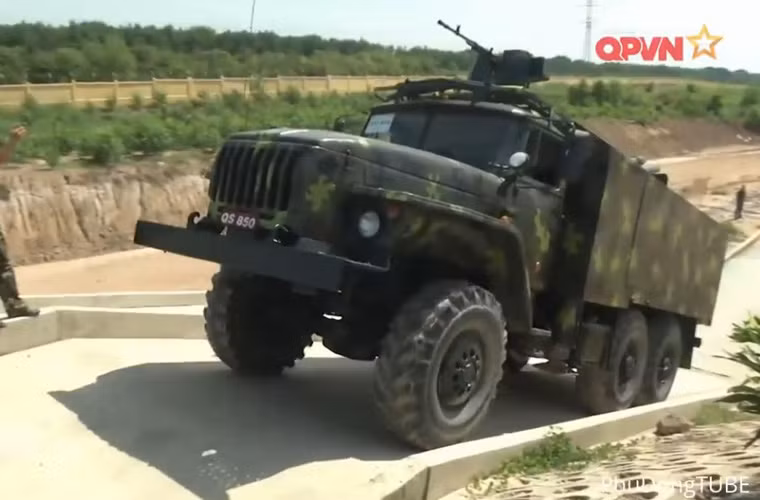 So với Ural-375Đ, Ural-43200710 được trang bị động cơ diesel công suất cao, độ bền lớn và rất tiết kiệm nhiên liệu so với 375Đ dùng động cơ xăng. Ngoài ra, tải trọng lớn hơn cho phép tích hợp thêm nhiều trang bị hơn cho pháo tự hành 105mm. Nguồn ảnh: QPVN