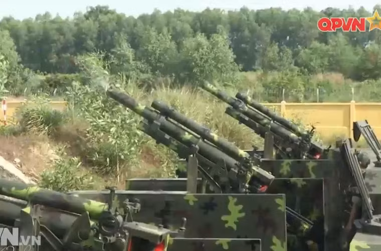 Việc bố trí lựu pháo trên phiên bản mới cơ bản không khác mấy thế hệ trước, tuy nhiên bao quang sàn công tác đặt trên thùng hàng Ural-43200710 lắp khung thép bảo vệ bao quanh. Nguồn ảnh: QPVN