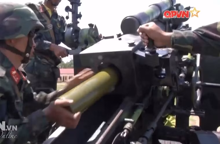 Pháo tự hành 105mm dùng chung đạn pháo với phiên bản kéo xe, mà hiện nay ta đã sản xuất được kiểu đạn này. Do đó, việc sử dụng chung đạn thật sự tiết kiệm, hiệu quả. Nguồn ảnh: QPVN