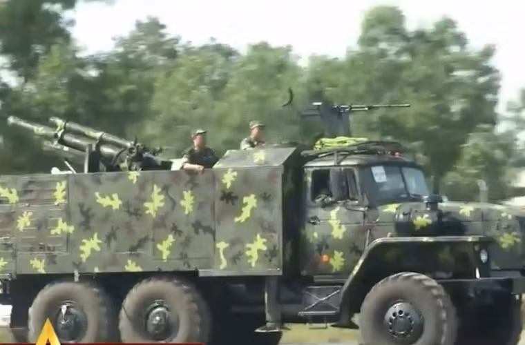 Phiên bản pháo tự hành 105mm gắn trên xe Ural-43200710 còn được biết đến là "thế hệ M3" - có những cải tiến tốt hơn thế hệ "M1" dùng khung gầm Ural-375Đ. Một số khẩu 105mm M1 đã được chuyển tới đơn vị chiến đấu để phục vụ huấn luyện và tiếp tục thử nghiệm, đánh giá. Nguồn ảnh: QPVN