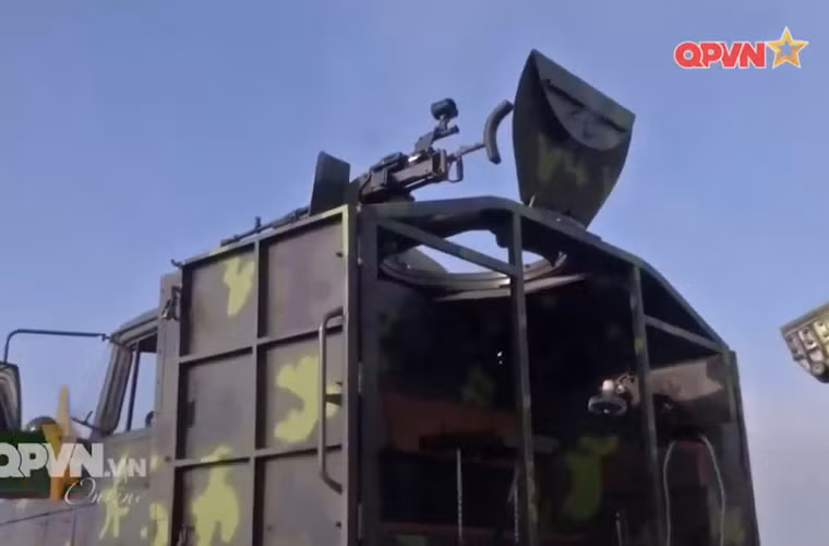 Chỗ ngồi của xạ thủ 12,7mm có ghế ngồi, xung quanh được làm khung bọc thép chống đạn bảo vệ. Nguồn ảnh: QPVN