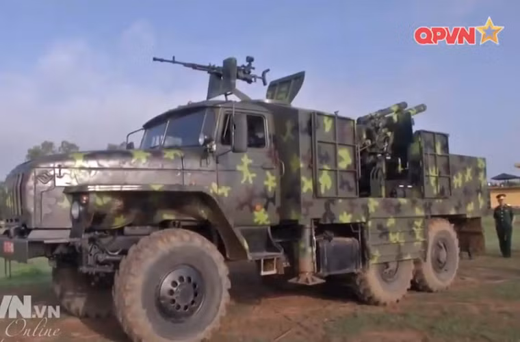 Một trong những điểm cải tiến lớn trên pháo tự hành 105mm mẫu M3 là việc thay thế khung gầm Ural-375Đ bằng mẫu xe vận tải bánh lốp Ural-43200710. Nguồn ảnh: QPVN