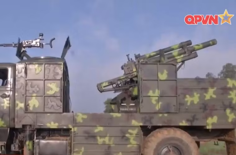 Việc thử nghiệm thành công tích hợp pháo 105mm lên xe bánh lốp là ý tưởng đột phá, không chỉ tận dụng, phát huy ưu thế của các loại khí tài cũ đã được trang bị mà còn tăng khả năng cơ động của các khẩu đội pháo, giúp cho việc phòng tránh đánh trả đòn tiến công của địch bằng vũ khí công nghệ cao khả thi hơn. Nguồn ảnh: QPVN