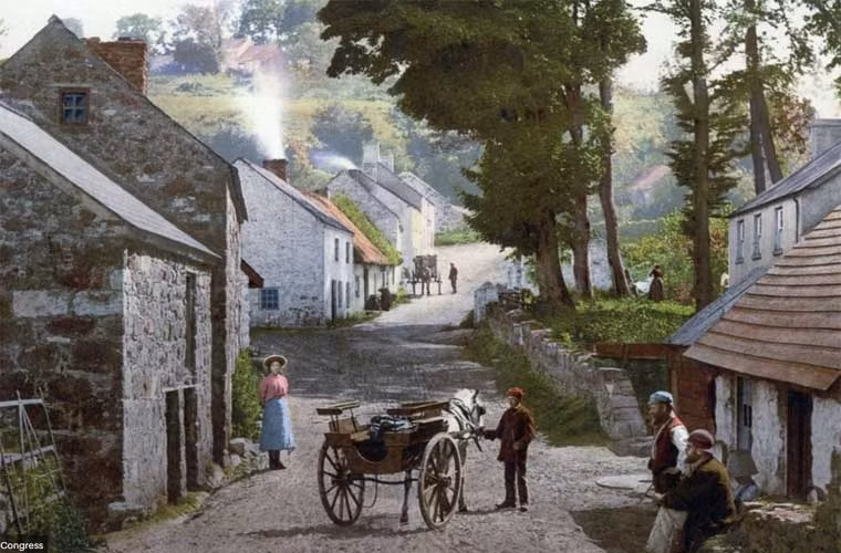 Người dân vùng làng quê đứng ở con đường chính ở làng Glenoe, Hạt Antrim, đất nước Ireland trong những năm 1890.