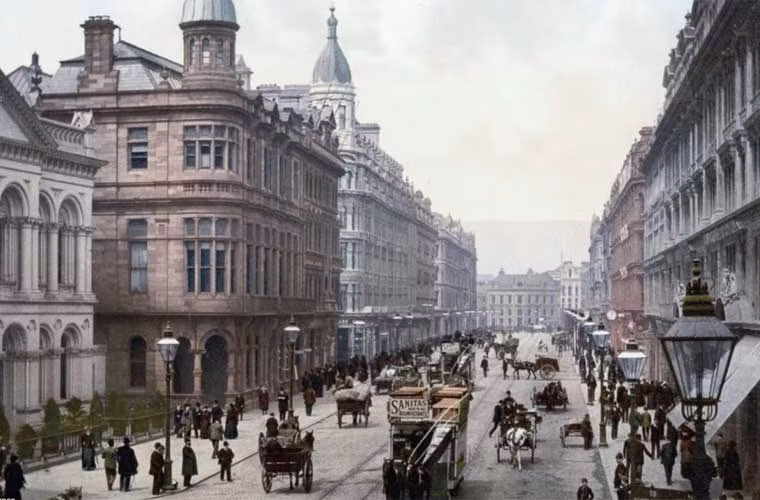 Xe điện, xe ngựa trên Đại lộ Hoàng gia ở Belfast.