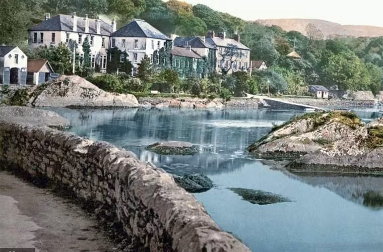 Khách sạn Eccles ở Glengarriff, Hạt Cork trong bức ảnh chụp về quốc gia Ireland. Hiện khách sạn này vẫn tồn tại.