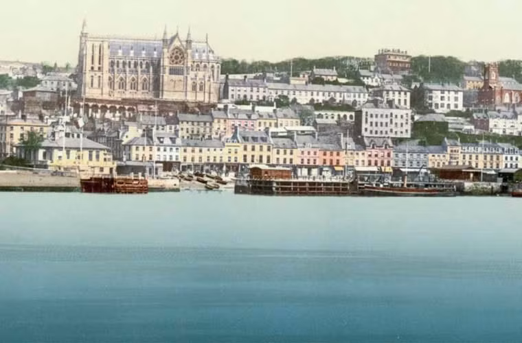 Queenstown, Hạt Cork nhìn trông giống một khu nghỉ dưỡng ven biển đẹp như tranh vẽ.