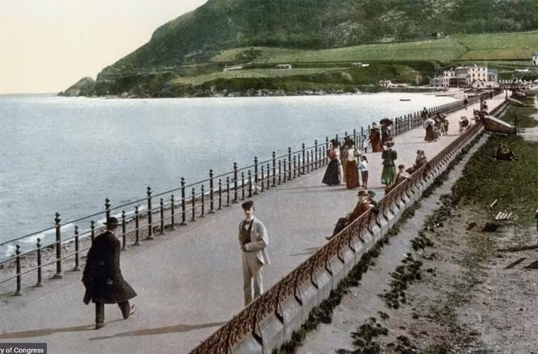 Các du khách thong dong dạo bước trên con đường dọc bờ biển ở Bray, Hạt Wicklow.