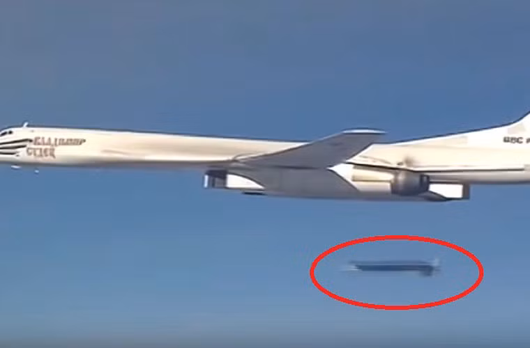 Trong ảnh, máy bay ném bom Tu-160 phóng tên lửa hành trình Kh-555.