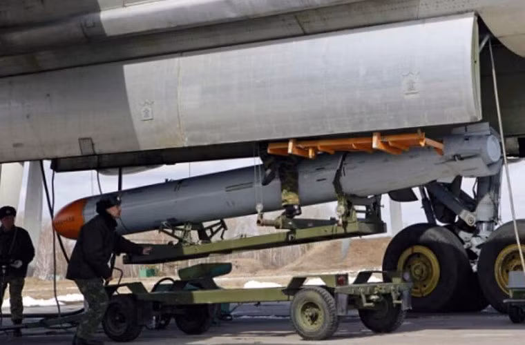 Bề ngoài Kh-555 được cho là tương đồng với Kh-55, chỉ khác là bổ sung thêm thùng nhiên liệu bên ngoài, trang bị động cơ mới và hệ thống định vị mới - kết hợp giữa định vị quán tính với hệ thống nhận dạng địa hình dựa trên cảm biến quang - điện với dữ liệu vị trí địa lý từ hệ thống định vị toàn cầu GLONAS…