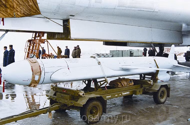 …nhờ đó Kh-555 đạt độ chính xác cực cao – bán kính lệch mục tiêu (CEP) 30m, trong khi tầm bắn đạt 2.000-3.500km, đầu đạn thuốc nổ nặng 200kg.