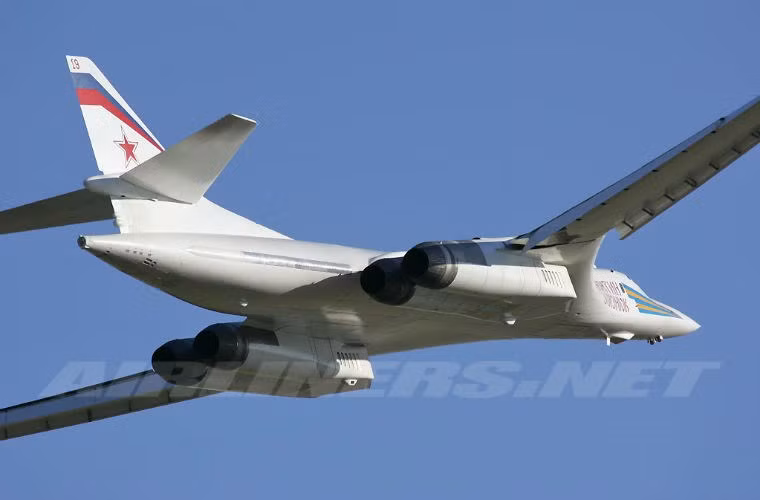 Tu-160 được trang bị một hệ thống nạp nhiên liệu trên không cho phép tăng tầm hoạt động, dù nó hiếm khi được sử dụng bởi số lượng nhiên liệu nạp lớn lên tới 130 tấn (đạt tầm bay tới 13.200km), khiến không cần tái nạp nhiên liệu nó cũng có thể hoạt động 15 giờ.
