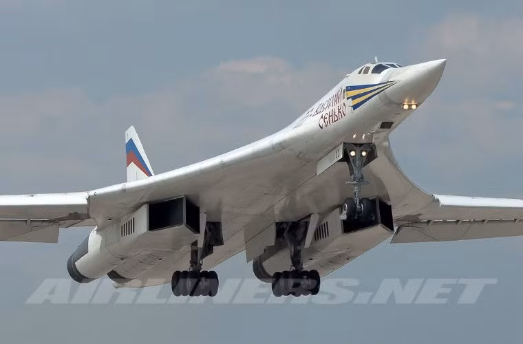 Với 4 động cơ NK-32, Tu-160 có khả năng đạt tốc độ gấp hơn 2 lần vận tốc âm thanh. Đây tiếp tục là một kỷ lục của Tu-160, máy bay ném bom hạng nặng nhanh nhất thế giới (vượt xa máy bay ném bom siêu âm B-1B của Mỹ).